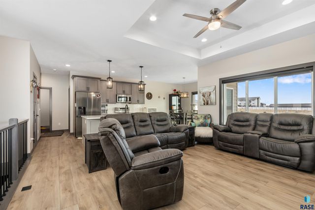 416 Bunyan Dr, Harrisburg, SD 57032
