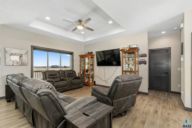 416 Bunyan Dr, Harrisburg, SD 57032
