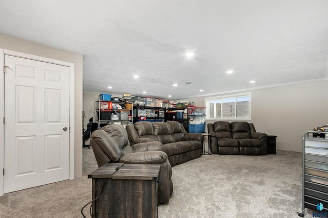 416 Bunyan Dr, Harrisburg, SD 57032