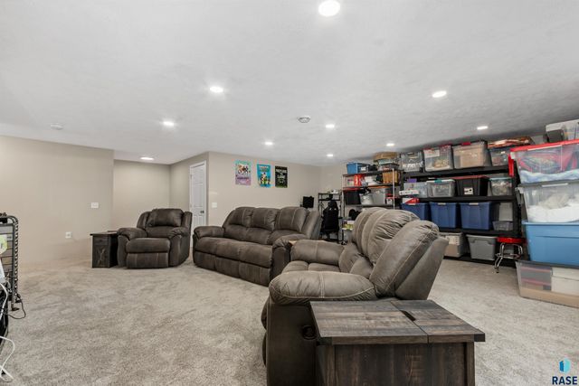 416 Bunyan Dr, Harrisburg, SD 57032