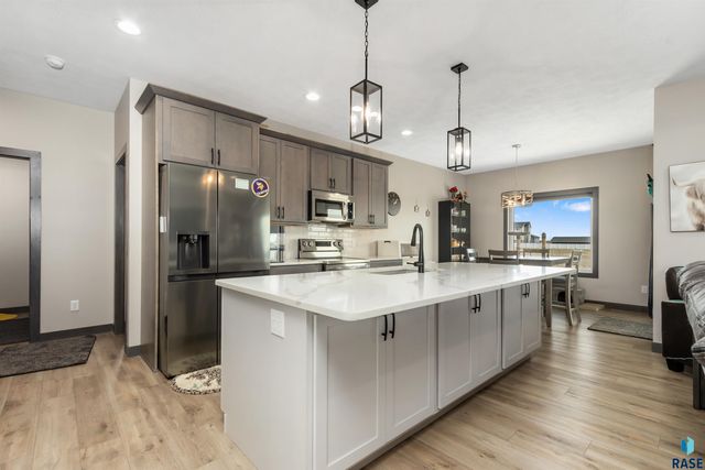 416 Bunyan Dr, Harrisburg, SD 57032