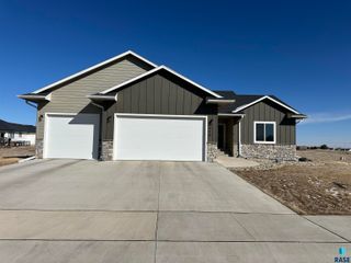 416 Bunyan Dr, Harrisburg, SD 57032