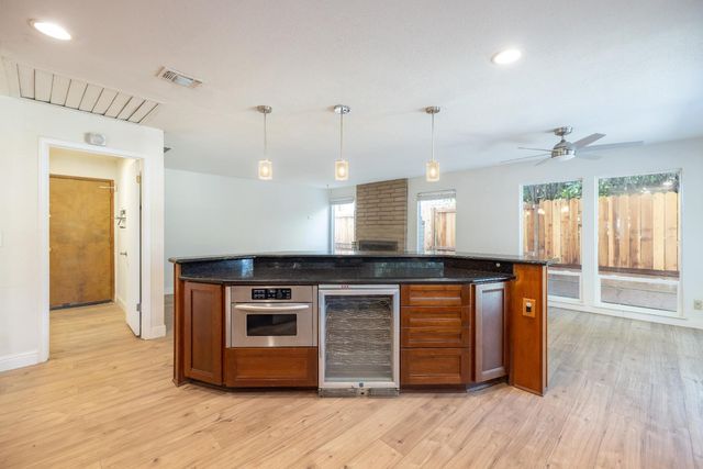 2106 Van Ness Dr, Roseville, CA 95661
