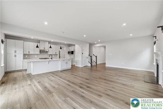 817 Hendon Lane, North Catasauqua Bor, PA 18032