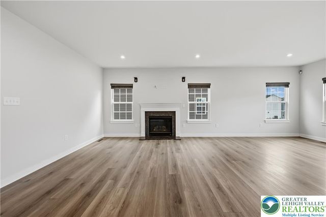 817 Hendon Lane, North Catasauqua Bor, PA 18032