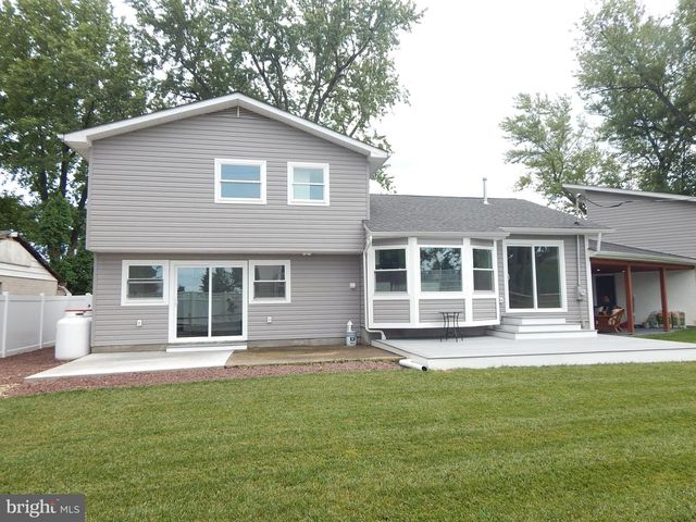 5833 HILL DR, Allentown, PA 18104