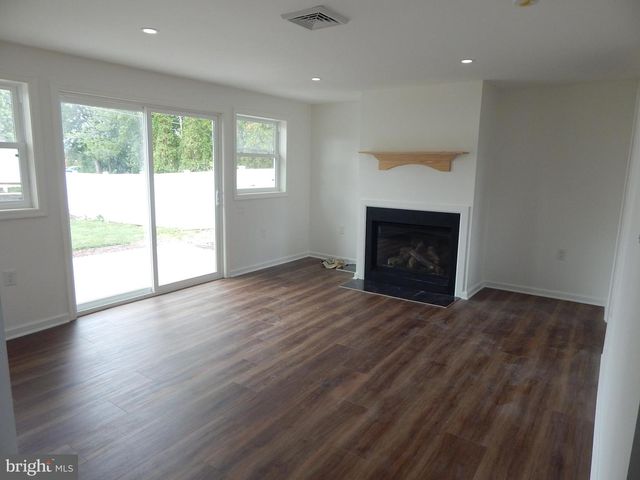 5833 HILL DR, Allentown, PA 18104