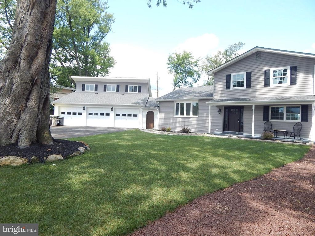 5833 HILL DR, Allentown, PA 18104