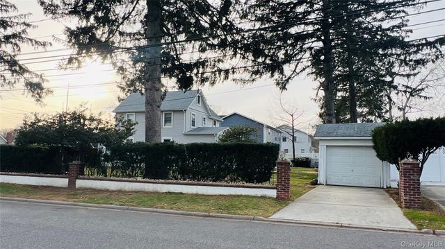 41 Stone Avenue, North Babylon, NY 11703