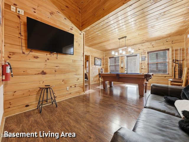 620 Chickasaw Gap Way, Pigeon Forge, TN 37863