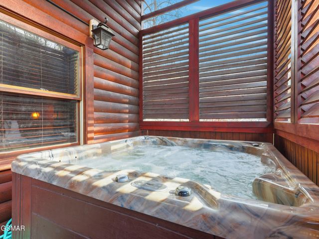 620 Chickasaw Gap Way, Pigeon Forge, TN 37863