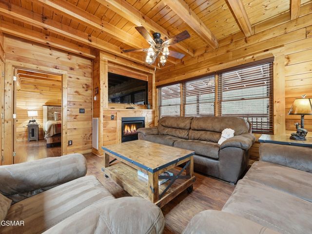 620 Chickasaw Gap Way, Pigeon Forge, TN 37863