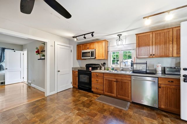 15 Lucerne Road, Springfield, MA 01119