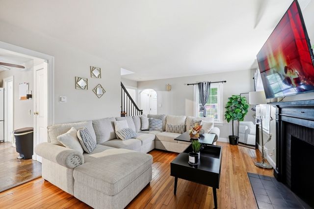 15 Lucerne Road, Springfield, MA 01119