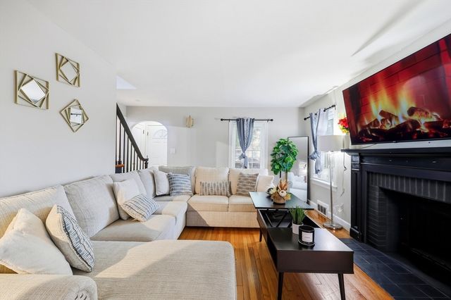 15 Lucerne Road, Springfield, MA 01119