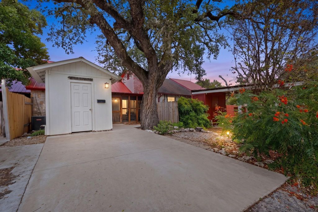 84 Shady Bluff DR, Wimberley, TX 78676