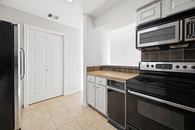 5200 Weslayan Street 302, Houston, TX 77005