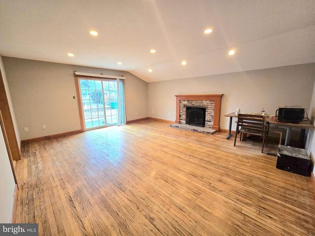 4 ANVIL CT, Cherry Hill, NJ 08003