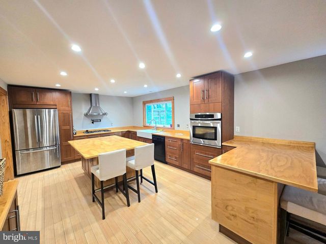 4 ANVIL CT, Cherry Hill, NJ 08003