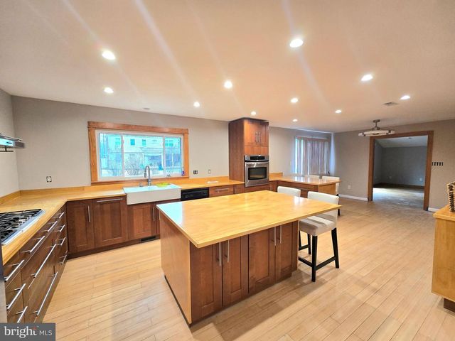 4 ANVIL CT, Cherry Hill, NJ 08003