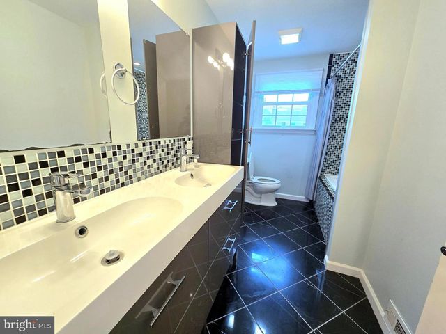 4 ANVIL CT, Cherry Hill, NJ 08003