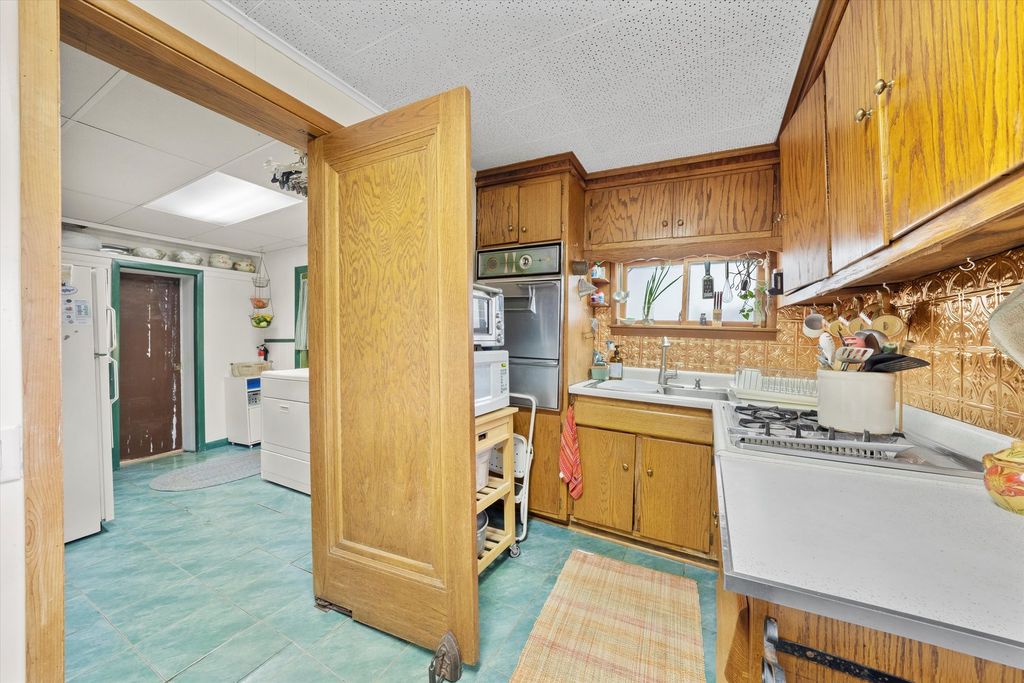 Image 11 of property listing at 10218 S Prospect Avenue, Chicago, IL 60643