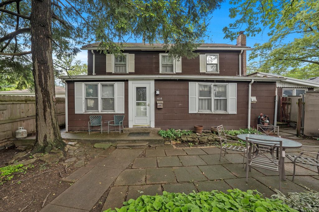 Image 3 of property listing at 10218 S Prospect Avenue, Chicago, IL 60643
