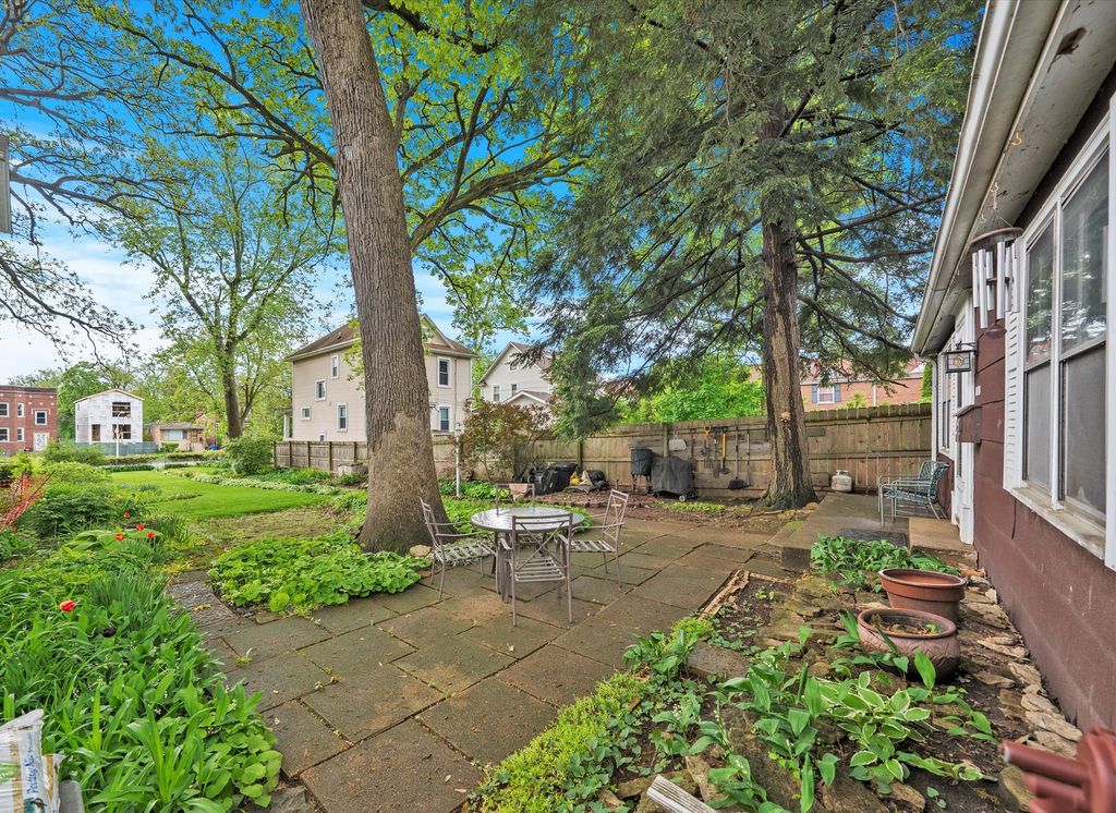 Image 21 of property listing at 10218 S Prospect Avenue, Chicago, IL 60643