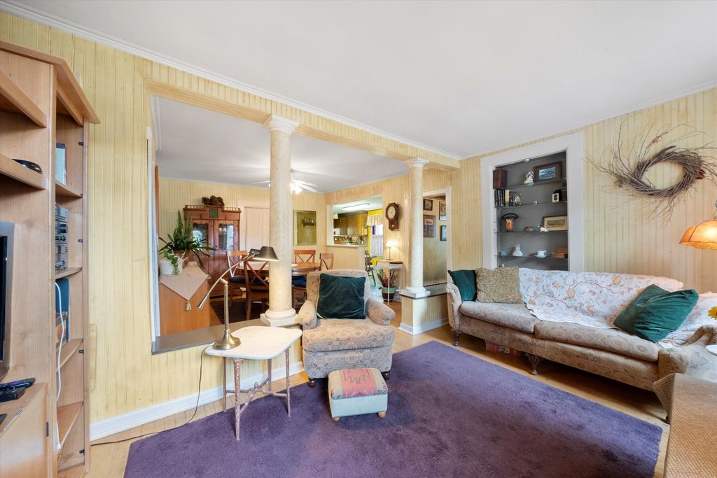 Image 6 of property listing at 10218 S Prospect Avenue, Chicago, IL 60643