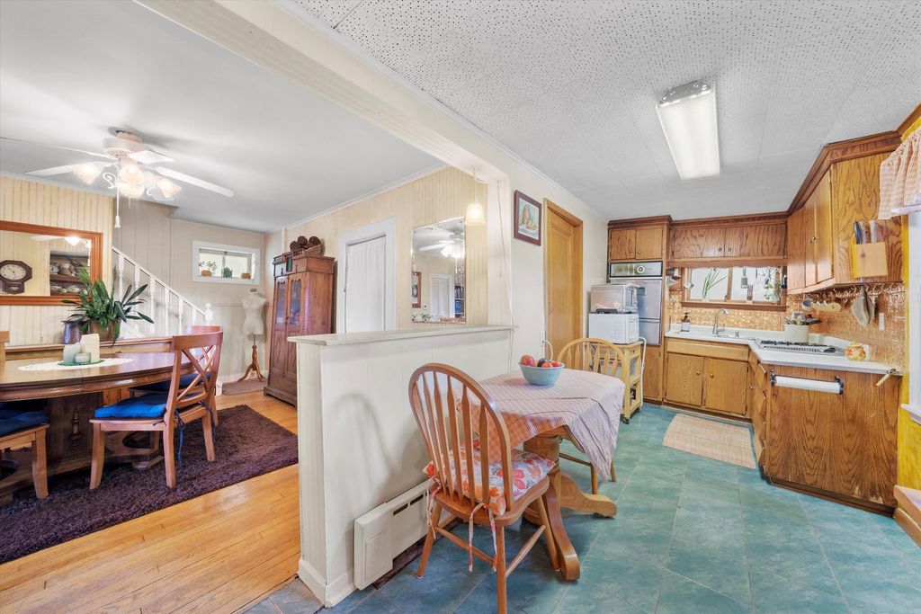 Image 8 of property listing at 10218 S Prospect Avenue, Chicago, IL 60643