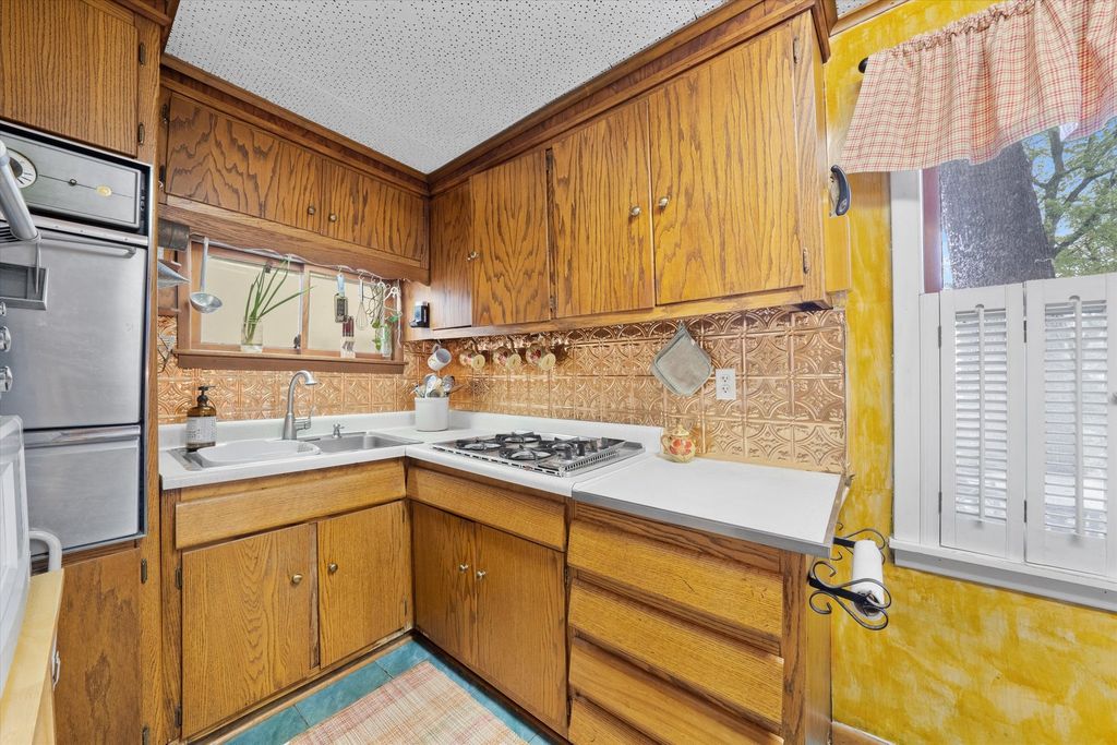 Image 9 of property listing at 10218 S Prospect Avenue, Chicago, IL 60643