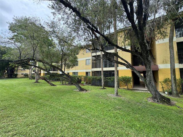 3013 N Oakland Forest Drive 106, Oakland Park, FL 33309