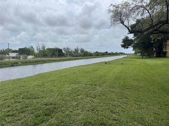 3013 N Oakland Forest Drive 106, Oakland Park, FL 33309