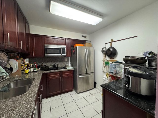 3013 N Oakland Forest Drive 106, Oakland Park, FL 33309