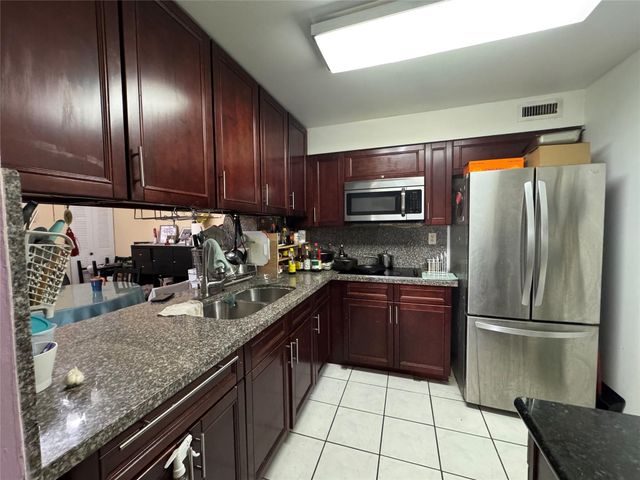 3013 N Oakland Forest Drive 106, Oakland Park, FL 33309