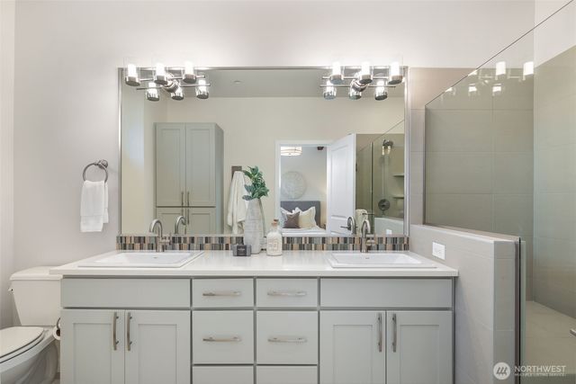 960 6th Walk NE, Issaquah, WA 98029