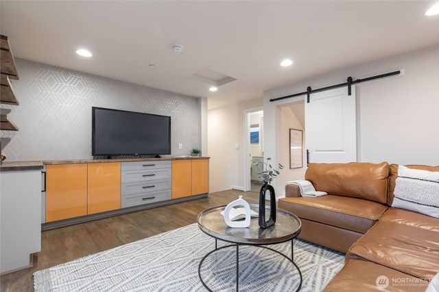 960 6th Walk NE, Issaquah, WA 98029