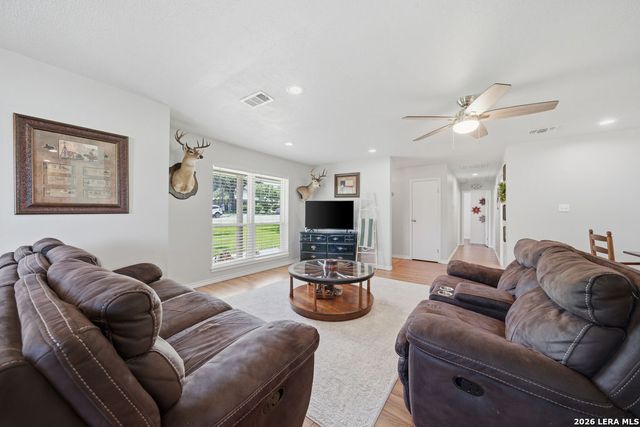 103 Oaklawn, Floresville, TX 78114
