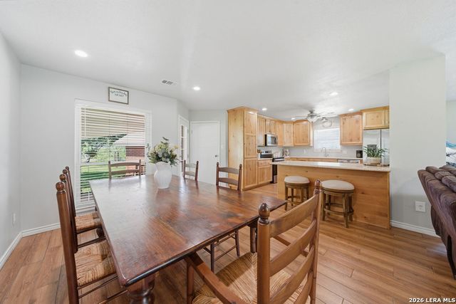 103 Oaklawn, Floresville, TX 78114