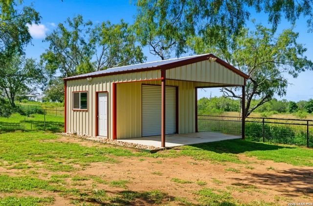 103 Oaklawn, Floresville, TX 78114
