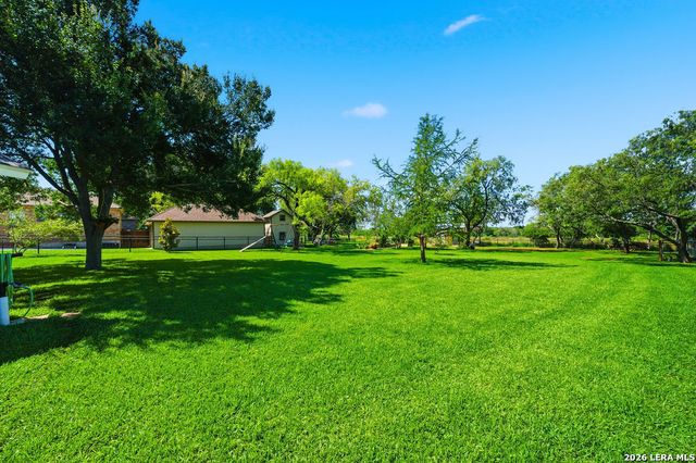 103 Oaklawn, Floresville, TX 78114