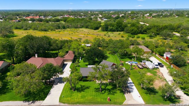 103 Oaklawn, Floresville, TX 78114