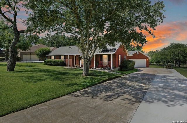 103 Oaklawn, Floresville, TX 78114