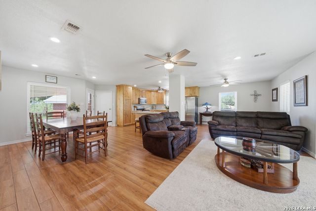 103 Oaklawn, Floresville, TX 78114