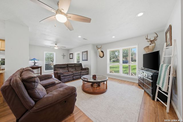 103 Oaklawn, Floresville, TX 78114