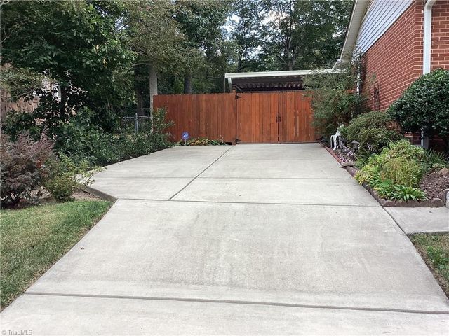 411 W Montcastle Drive, Greensboro, NC 27406