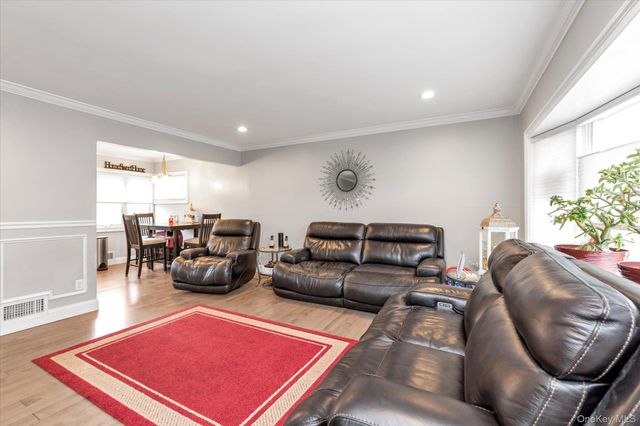 5 Wilfred Boulevard, Hicksville, NY 11801