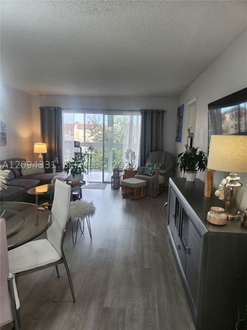 8891 Sunrise Lakes Blvd 302, Sunrise, FL 33322