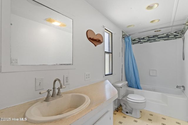 677 Berrys Creek Road, Beaufort, NC 28516