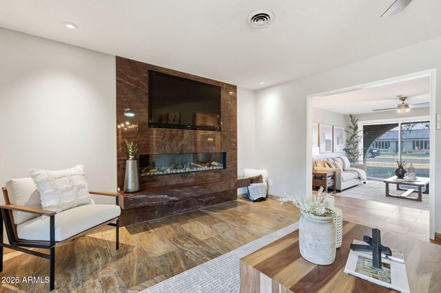 19 E CANTERBURY Court, Phoenix, AZ 85022